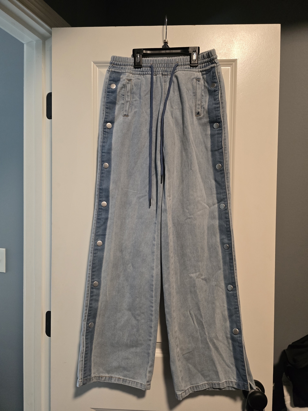 Wide Leg Snap-Button Denim Jeans in Light Blue